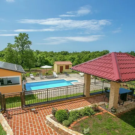 Peaceful In Nova Vas With Swimming Pool וילה